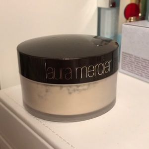 Laura Mercier translucent loose power-cracked edge